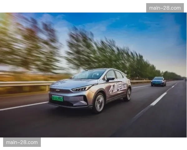 李琰定制减阻服与空气动力学冰刀 减少高速滑行中的无效耗能